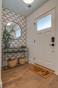 6BR Group Stay, Rooftops, Garages, Walk to Dining 5 Mins to Nissan Stadium, Less than 10 Mins to Broadway, 24 Hr Hospitality, Great for Groups