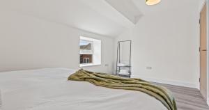 1BR Town Center Apartments, Fully Equipped with Modern Ammenities, mins walk from Train Station, University, Hospital, Restaurants, Contractors