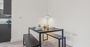 1BR Town Center Apartments, Fully Equipped with Modern Ammenities, mins walk from Train Station, University, Hospital, Restaurants, Contractors