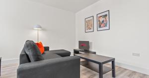 1BR Town Center Apartments, Fully Equipped with Modern Ammenities, mins walk from Train Station, University, Hospital, Restaurants, Contractors