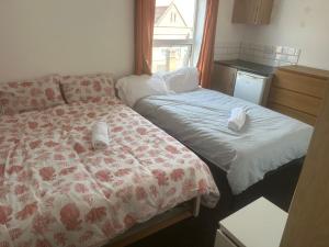 Cosy 4 Bedroom Walsall House - Free WiFi & Parking