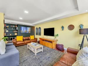 Spacious family Apartment Near Beach with Inverter