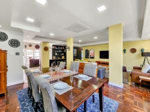 Spacious family Apartment Near Beach with Inverter