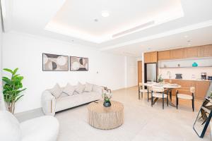 Escape24 Luxury 1BR with Sea View and Beach Access, Dubai Harbour