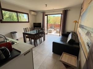 B&B / Chambres d'hotes GuestHouse Le Patio34 : Appartement - Vue sur Piscine 