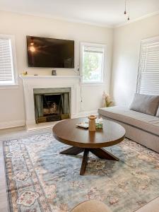 Beachside Walk & Casino Retreat - Breakfast - Hot Tub - Game Room - 3hvězdičkové hotely ve městě Gulfport