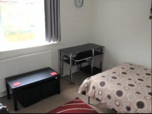 1 cozy room in 2 bed apartment, easy parking, easy walk train station