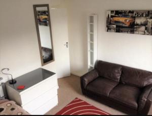 1 cozy room in 2 bed apartment, easy parking, easy walk train station