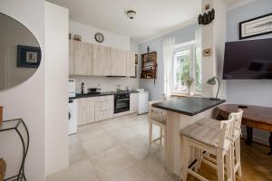 Metro Wierzbno Warm Apartment by BookingHost