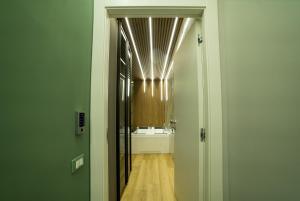 Habitación con cama extragrande y bañera de hidromasaje