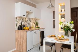 Sunny Relaxing Studio at Chłodna 15 in the strict city centre Metro Bus Tram