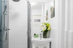 Sunny Relaxing Studio at Chłodna 15 in the strict city centre Metro Bus Tram