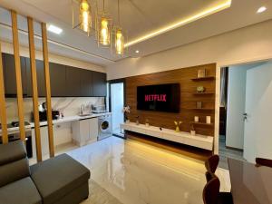 Downtown Getaway - 2 BD Beach Nearby