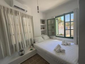 Two houses and an arch - Ariadne and Aristeidis apartments