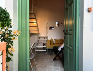 Two houses and an arch - Ariadne and Aristeidis apartments