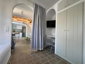 Two houses and an arch - Ariadne and Aristeidis apartments