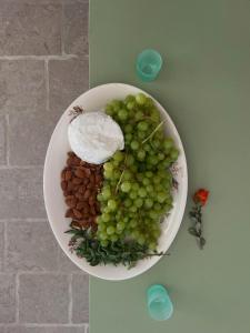 Two houses and an arch - Ariadne and Aristeidis apartments