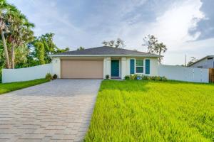 3 Mi to Port Charlotte Beach Park Home with Patio! - 3hvězdičkové hotely ve městě Port Charlotte