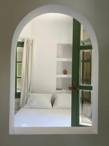 Two houses and an arch - Ariadne and Aristeidis apartments