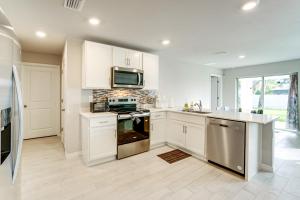 3 Mi to Port Charlotte Beach Park Home with Patio!