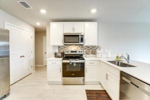 3 Mi to Port Charlotte Beach Park Home with Patio!