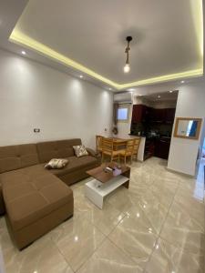 شاليه على البحر بمنتجع سياحي حمامات سباحه شاطئ رملى دور ثالث علوى بدون اسانسير