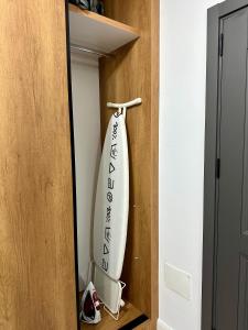 Modern 2BR Apartment, Free Parking, Near City Center & Metro