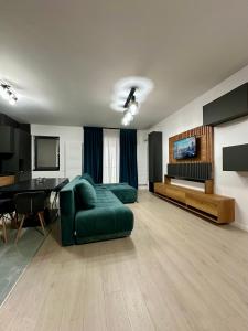 Modern 2BR Apartment, Free Parking, Near City Center & Metro