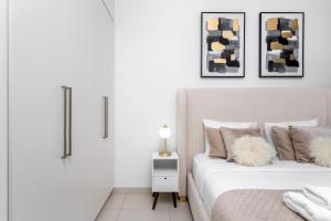 Luxury 1 Bedroom Apartment with partial Burj Khalifa View by Delujo Stays