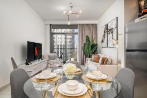 Luxury 1 Bedroom Apartment with partial Burj Khalifa View by Delujo Stays