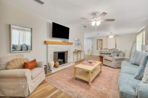 Cater Cove - private pool 1 mile to beach quiet