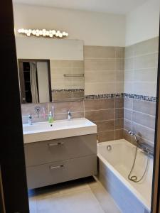 Villas Contemporary air-conditioned villa near Cannes 10 people with swiming pool and big garden : photos des chambres