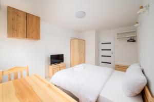 Na Sadach Wooden Studio by BookingHost