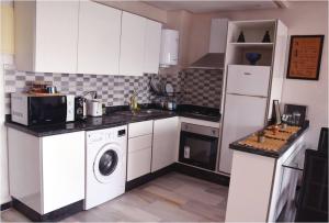 Central Marrakech Stay Bright & Airy with Scenic Gueliz location