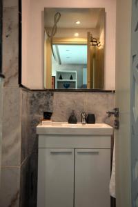 Central Marrakech Stay Bright & Airy with Scenic Gueliz location