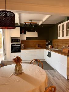 Maison 2 ch en campagne 5 mn du centre en voiture avec possibilité piscine familiale