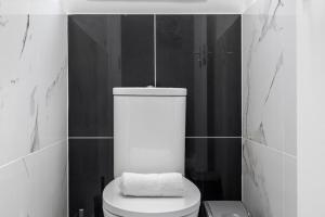 Spacious 6BR London Home Sleeps 18 Near Tube