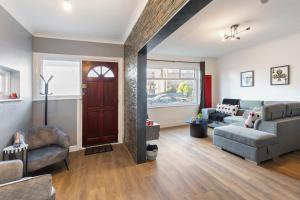 Spacious 6BR London Home Sleeps 18 Near Tube