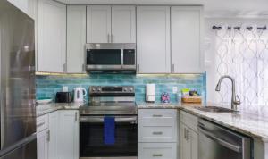 Blue Lagoon - 1st Floor Lagoon Tennis Villa!