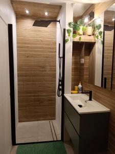 SUITEHOME Comfort Apartment near the Beach