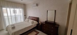 Luxueux Appartement Familial à Harhoura, Rabat Piscine & Plage à pied