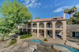 9 bedroom estate close to the strip