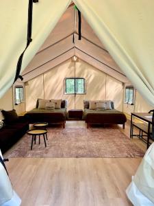 Vireo's Nest- Glamping Tent in the Gorge with AC - Ubytování bez kategorie ve městě Rogers