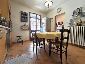 Maisons de vacances Belle maison Mas Grenier - 14 personnes - 11 lits - Piscine privee - Grand jardin - Jeux enfants - Parking gratuit sur place : photos des chambres