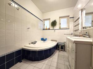 Maisons de vacances Belle maison Mas Grenier - 14 personnes - 11 lits - Piscine privee - Grand jardin - Jeux enfants - Parking gratuit sur place : photos des chambres