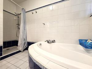 Maisons de vacances Belle maison Mas Grenier - 14 personnes - 11 lits - Piscine privee - Grand jardin - Jeux enfants - Parking gratuit sur place : photos des chambres
