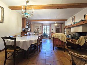 Maisons de vacances Belle maison Mas Grenier - 14 personnes - 11 lits - Piscine privee - Grand jardin - Jeux enfants - Parking gratuit sur place : photos des chambres