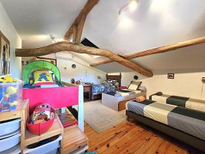 Maisons de vacances Belle maison Mas Grenier - 14 personnes - 11 lits - Piscine privee - Grand jardin - Jeux enfants - Parking gratuit sur place : photos des chambres