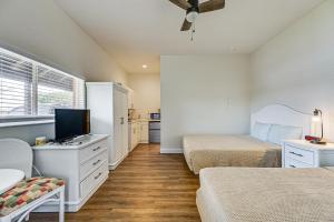 Cozy Naples Retreat with Community Pool and Water View