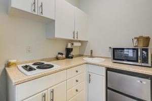 Cozy Naples Retreat with Community Pool and Water View